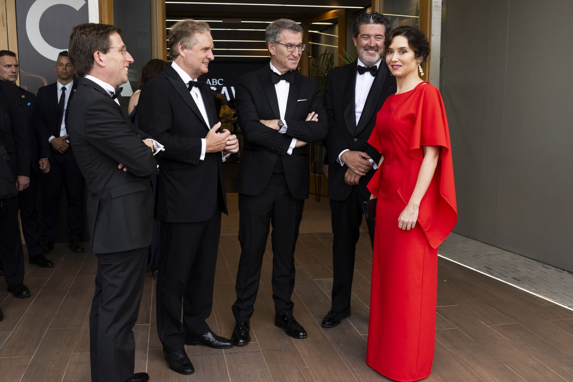 El alcalde de Madrid, José Luis Martínez-Almeida, el presidente de Vocento Ignacio Ybarra, el presidente del PP Alberto Núñez Feijóo y el director de ABC Julián Quirós, a la llegada de la presidenta de la Comunidad de Madrid, Isabel Díaz Ayuso