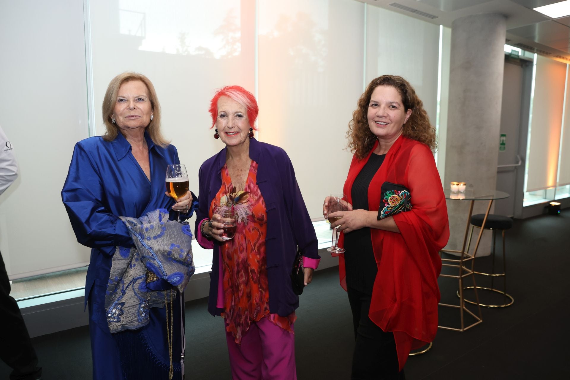 La académica Carmen Riera, la periodista Rosa María Calaf, premio Luca de Tena, y Pilar Álvarez, editora de la Editorial Alianza 