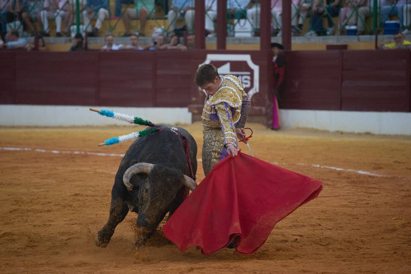 Un momento de la tarde de toros que brindó este viernes en La Línea el torero Borja Jiménez