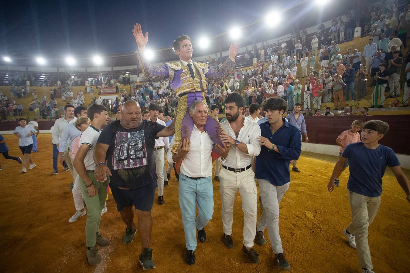 Un momento de la tarde de toros que brindó este viernes en La Línea el torero Borja Jiménez