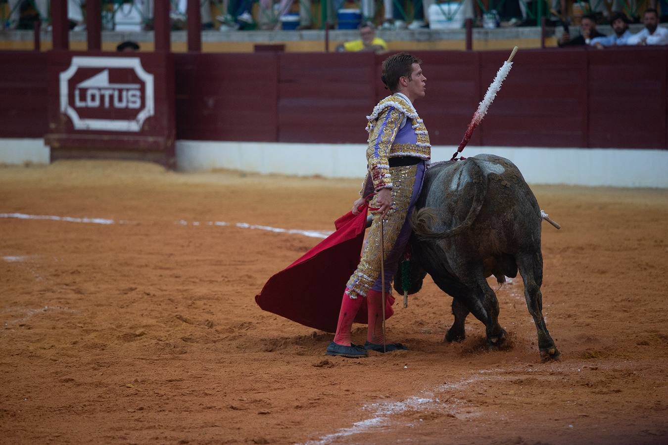 Un momento de la tarde de toros que brindó este viernes en La Línea el torero Borja Jiménez