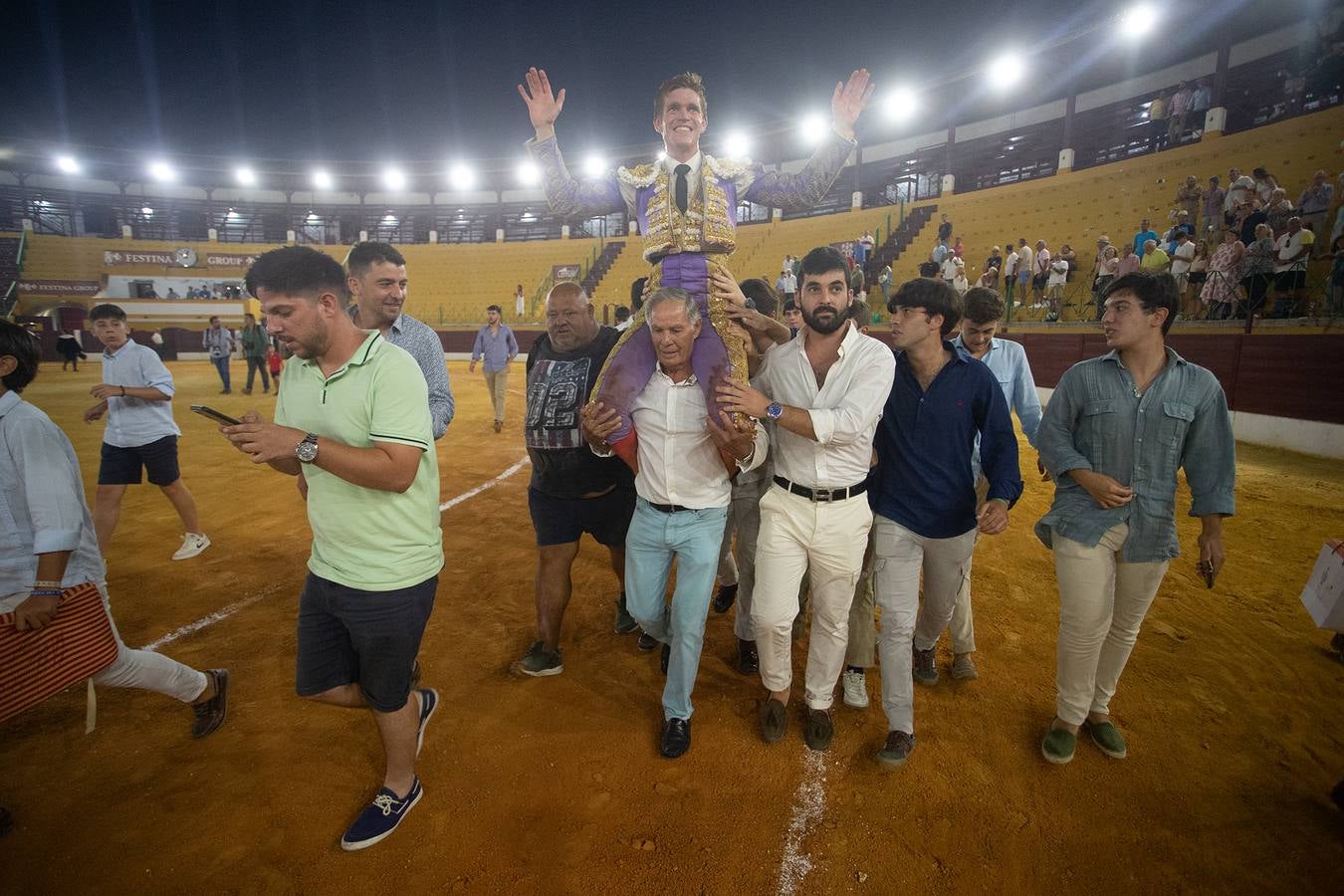 Un momento de la tarde de toros que brindó este viernes en La Línea el torero Borja Jiménez