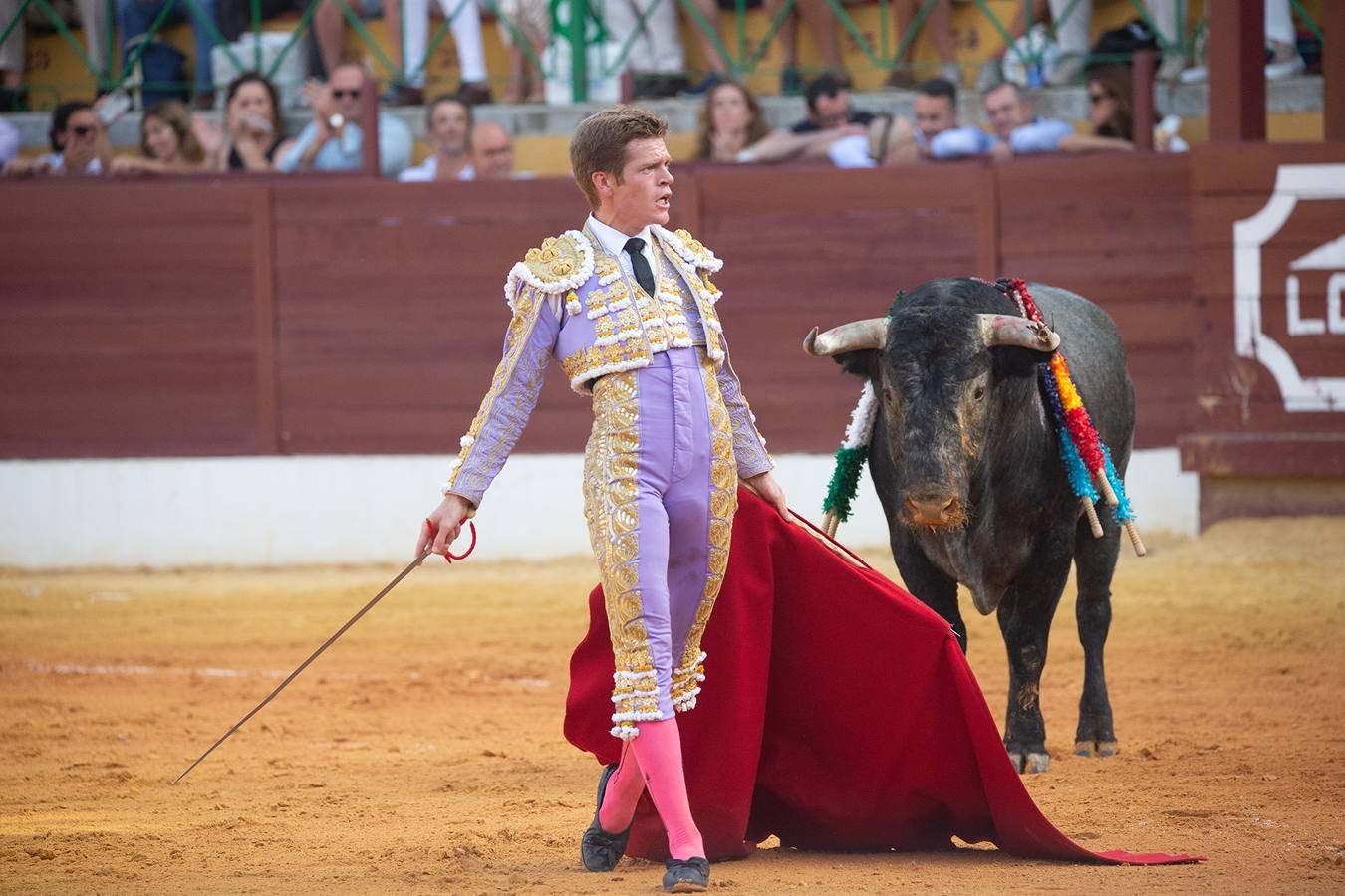 Un momento de la tarde de toros que brindó este viernes en La Línea el torero Borja Jiménez