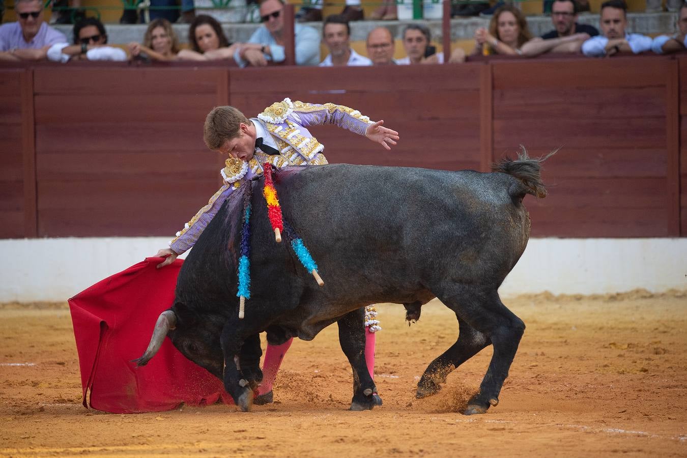 Un momento de la tarde de toros que brindó este viernes en La Línea el torero Borja Jiménez