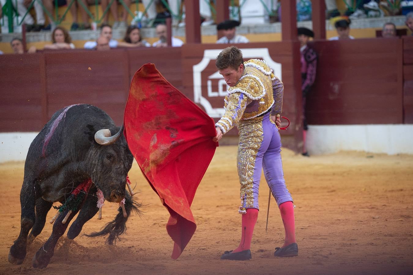 Un momento de la tarde de toros que brindó este viernes en La Línea el torero Borja Jiménez