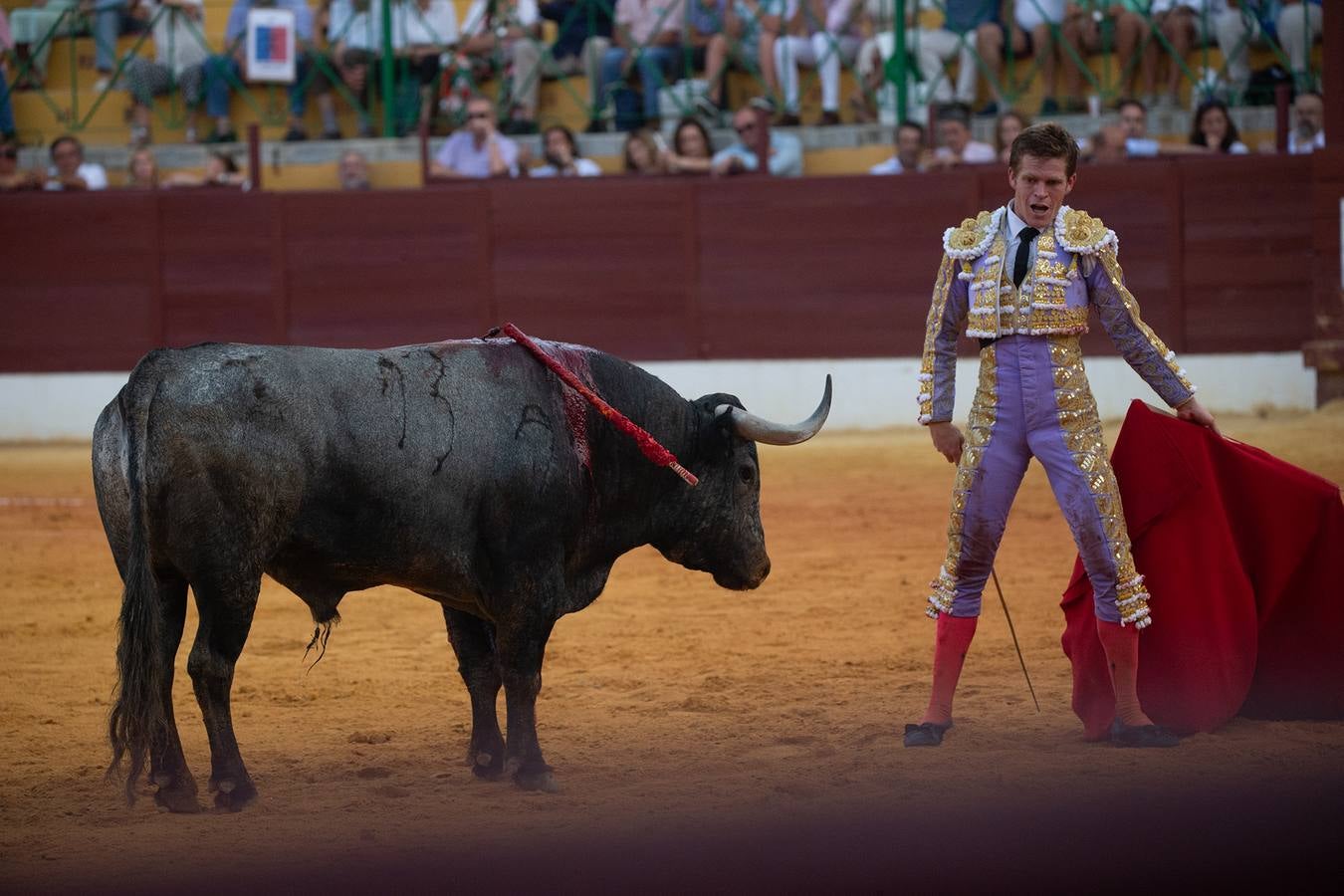 Un momento de la tarde de toros que brindó este viernes en La Línea el torero Borja Jiménez