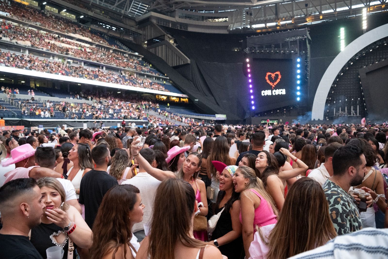 La fanaticada espera ansiosa el concierto de Karol G