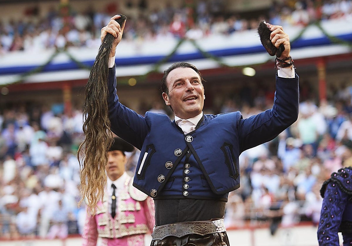 Andy Cartagena pasea el rabo del sobrero de Pallarés