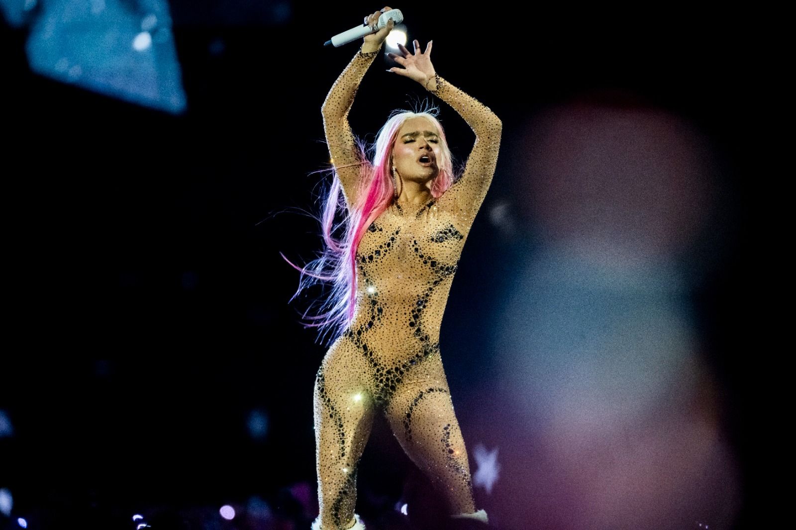 Karol G canta y baila en su primer concierto en el Bernabéu