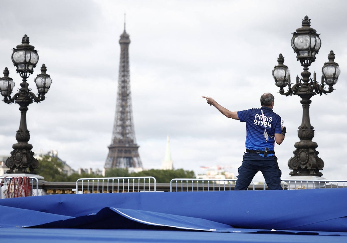 Voluntario de los JJOO cerca de la Torre Eiffel