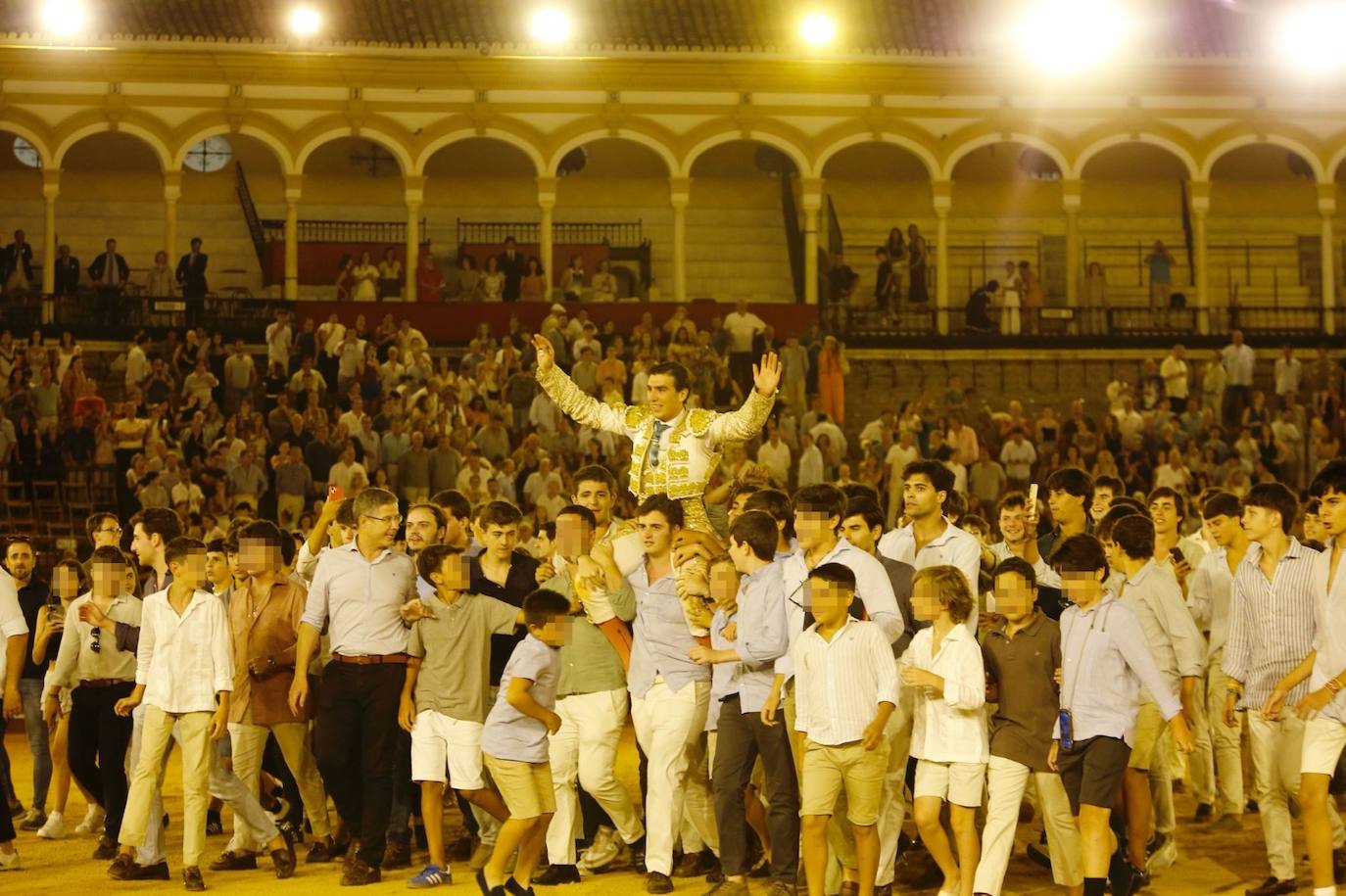 Pepe Martínez es llevado a hombros por una multitud de niños y jóvenes