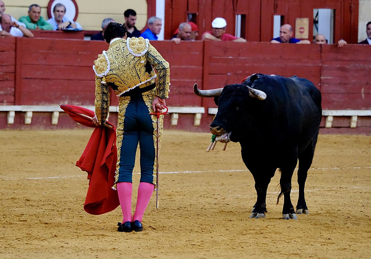 Pablo Aguado homenajeó a Pepe Luis Vázquez haciendo el 'cartucho de pescao'