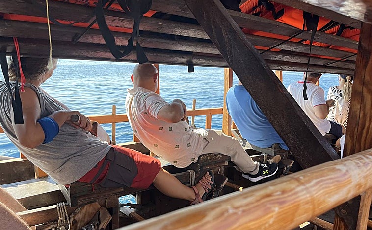 Imagen principal - Visitantes remando en la galera/ Un rincón detallada de la embarcación/ La galera vista desde fuera 