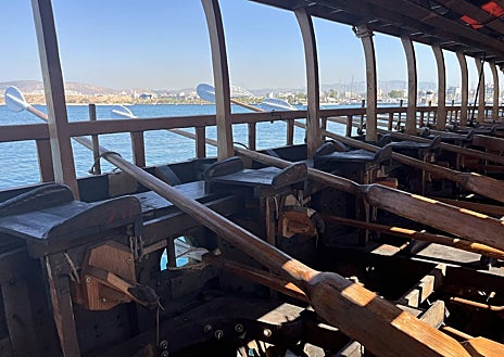 Imagen secundaria 1 - Visitantes remando en la galera/ Un rincón detallada de la embarcación/ La galera vista desde fuera 