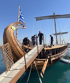 Imagen secundaria 2 - Visitantes remando en la galera/ Un rincón detallada de la embarcación/ La galera vista desde fuera 