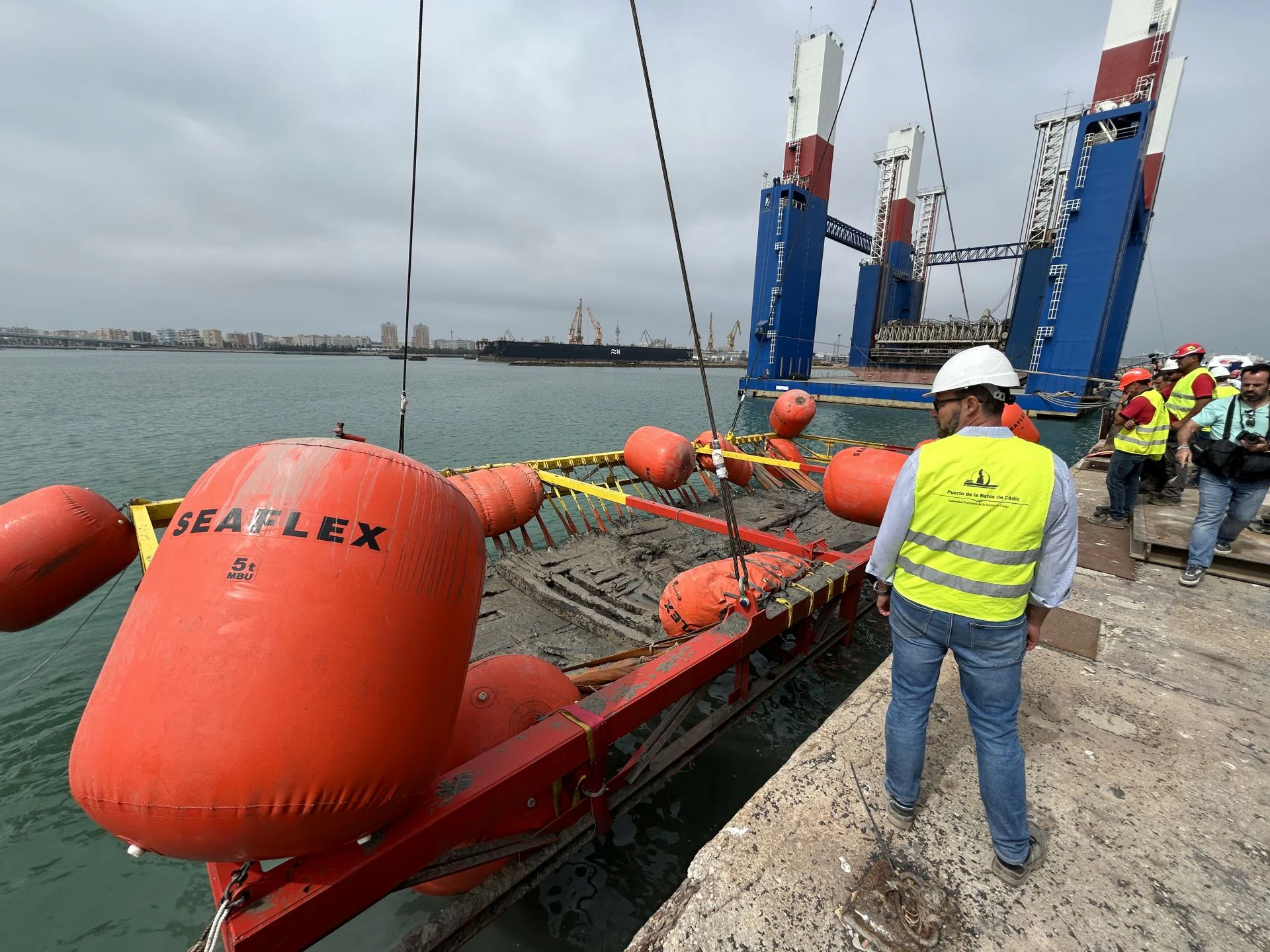 Así ha emergido del mar un navío del siglo XVII en Cádiz