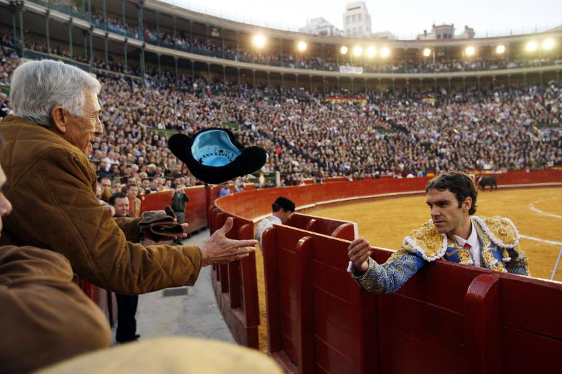 Brindis de José Tomás a Paco Camino en la Plaza de Toros de Valencia en 2009