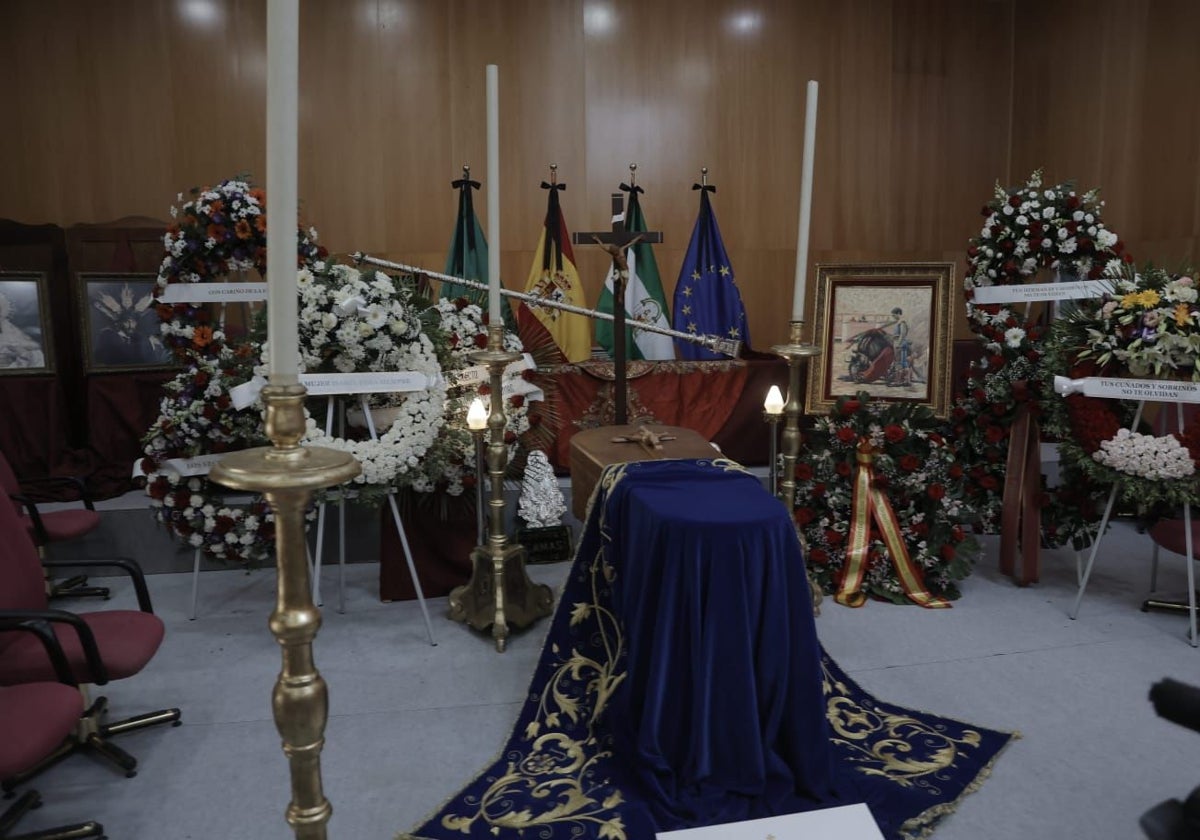 La capilla ardiente, con el féretro del torero, está instalada en el Ayuntamiento de Camas