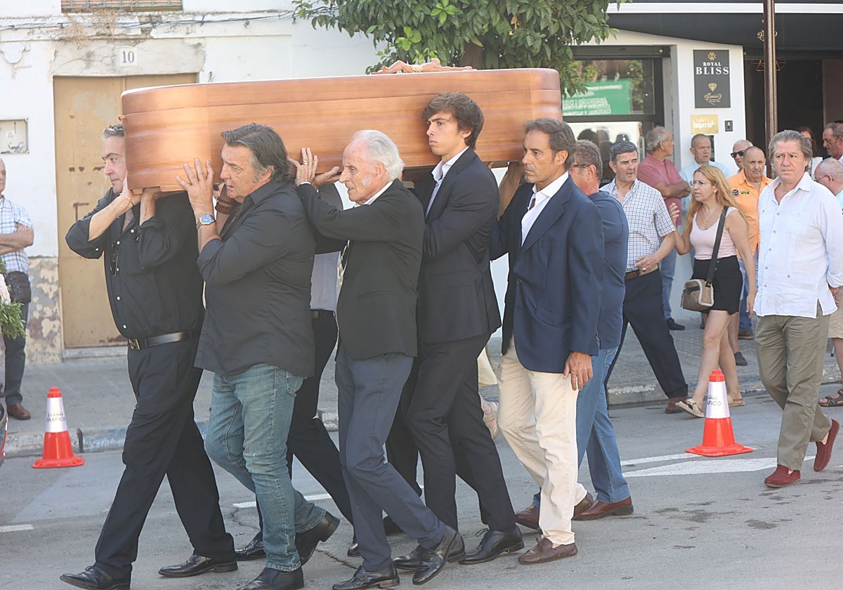 Los hijos del torero, Jerezano y Miguel Báez 'Litri', portando el féretro del torero