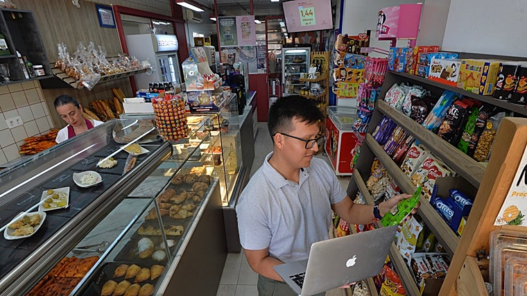 Josué David Castro, en la tienda de Aledo donde sigue trabajando tras sus prácticas