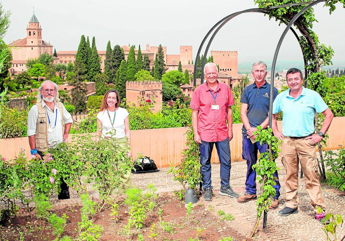 El equipo de Jardines, Bosques y Huertas de la Alhambra, con su responsable, Javier Sánchez.