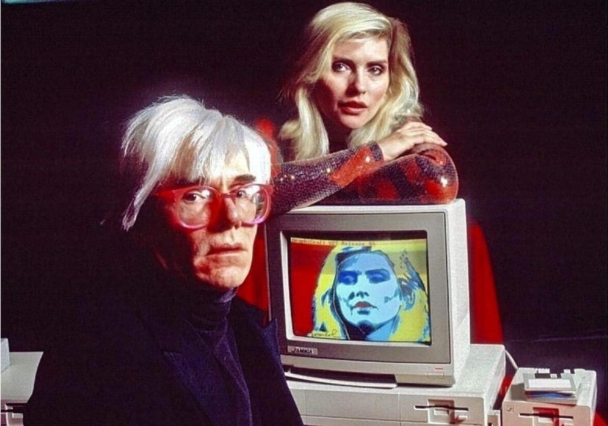 Andy Warhol, creando un retrato de Debbie Harry, cantante de Blondie, durante la presentación de la computadora Amiga 1000 en el Lincoln Center de Nueva York en 1985