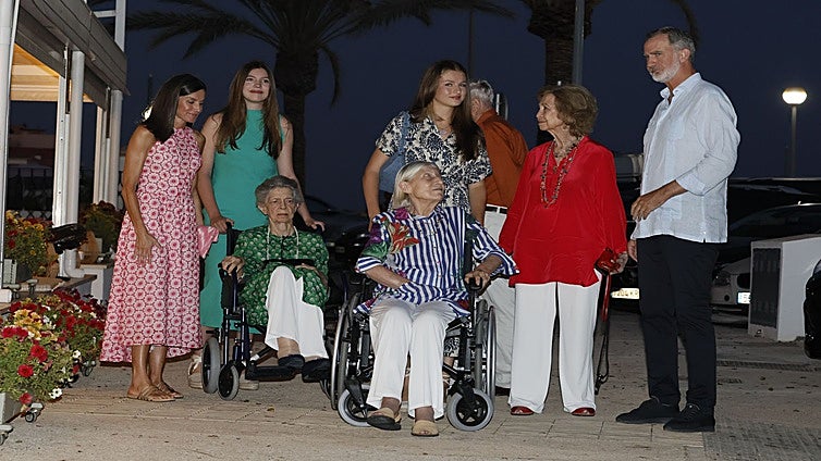 Los Reyes salen a cenar con sus hijas y Doña Sofía en Palma