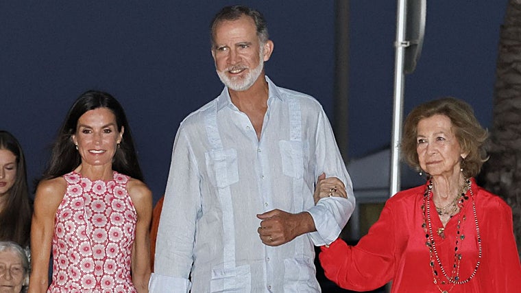 Los Reyes junto a Doña Sofía a su llegada al restaurante