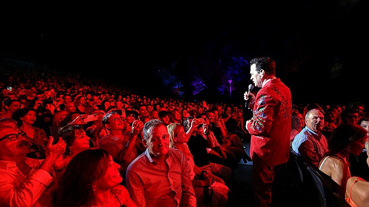 Isaak, de paseo por la platea de Cap Roig