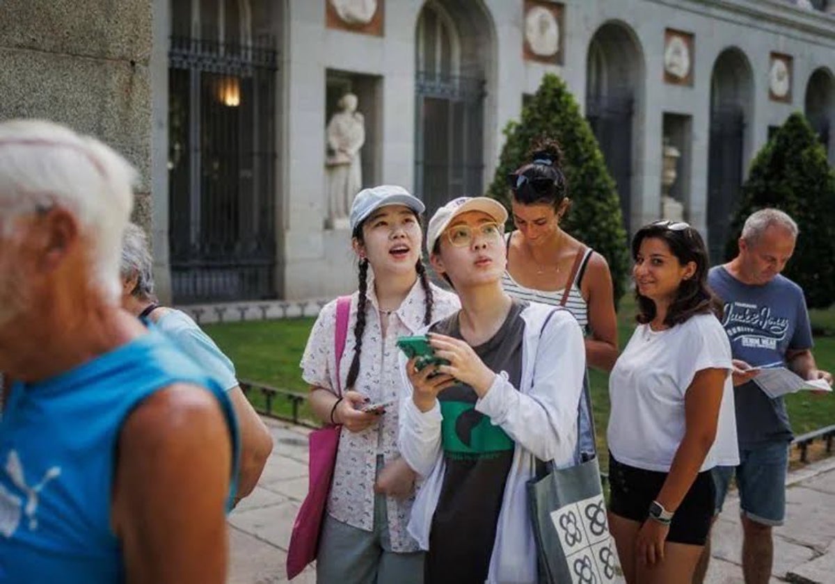 Turistas asiáticas fuera del Museo del Prado