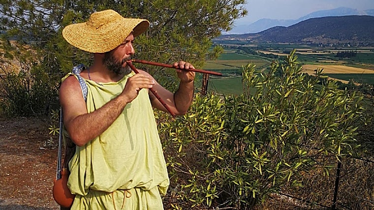 El italiano Diego Pasti toca el aulós durante las jornadas de recreación