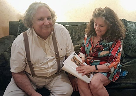 Imagen secundaria 1 - Fotografía antiguas del retablo del que fueron robadas las figuras de tres evangelistas de la predela, entre ellos, el San Lucas (dcha). A la izquierda, Pedro Ramón Jiménez y María Elizari muestran a ABC el catálogo donde aparecía a la venta la pieza.