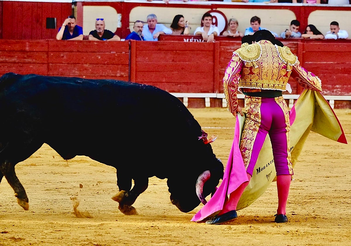 Lance a la verónica de Morante de la Puebla al primero de El Freixo