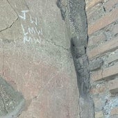 Vandalismo en Pompeya: un turista inglés graba las iniciales de sus hijas en el fresco de una domus