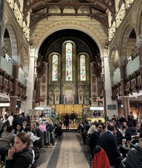 Imagen secundaria 2 - Las iglesias desacralizadas, reformadas por los nuevos emprendedores, tienen todo tipo de negocios, con música en directo y zonas de restauración, como el Mercato Metropolitano Myfair o la antigua iglesia St Martin in the Fields