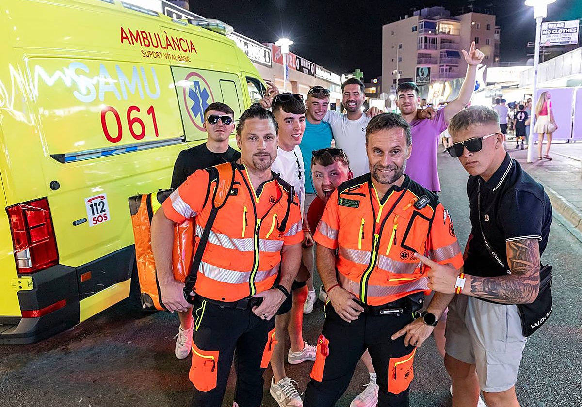 Joan, a la izquierda, junto a Manu, rodeados de turistas en Magaluf