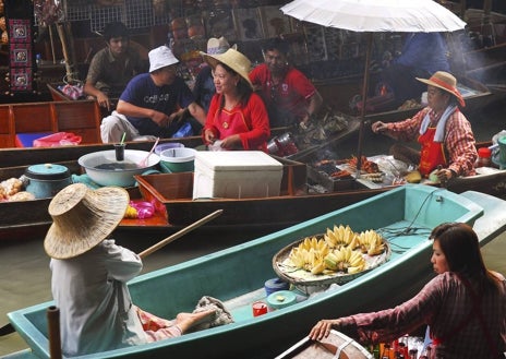 Imagen secundaria 1 - Budistas de Tailandia junto a sus elefantes/ Mercado flotante en Ratchaburi/ El Rey de Tailandia y su hija, Sirivannavari