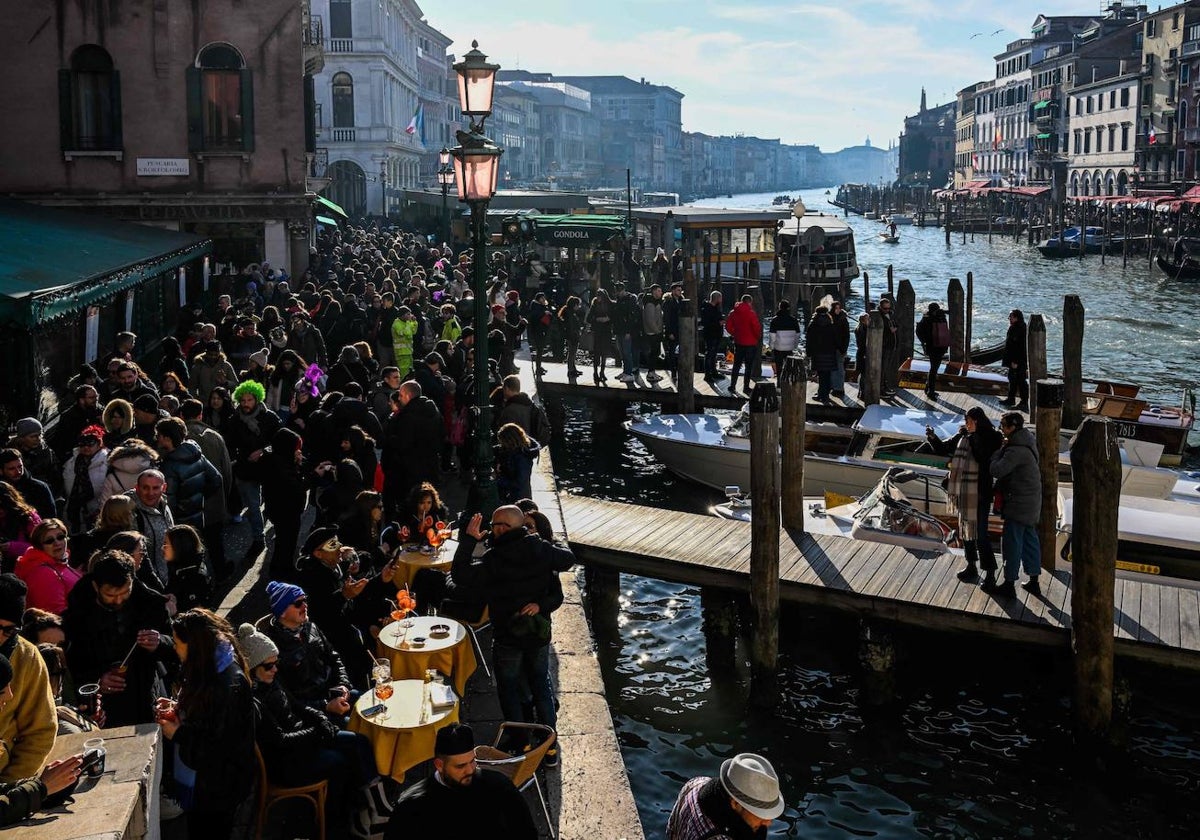 Los turistas se acumulan ante los canales venecianos