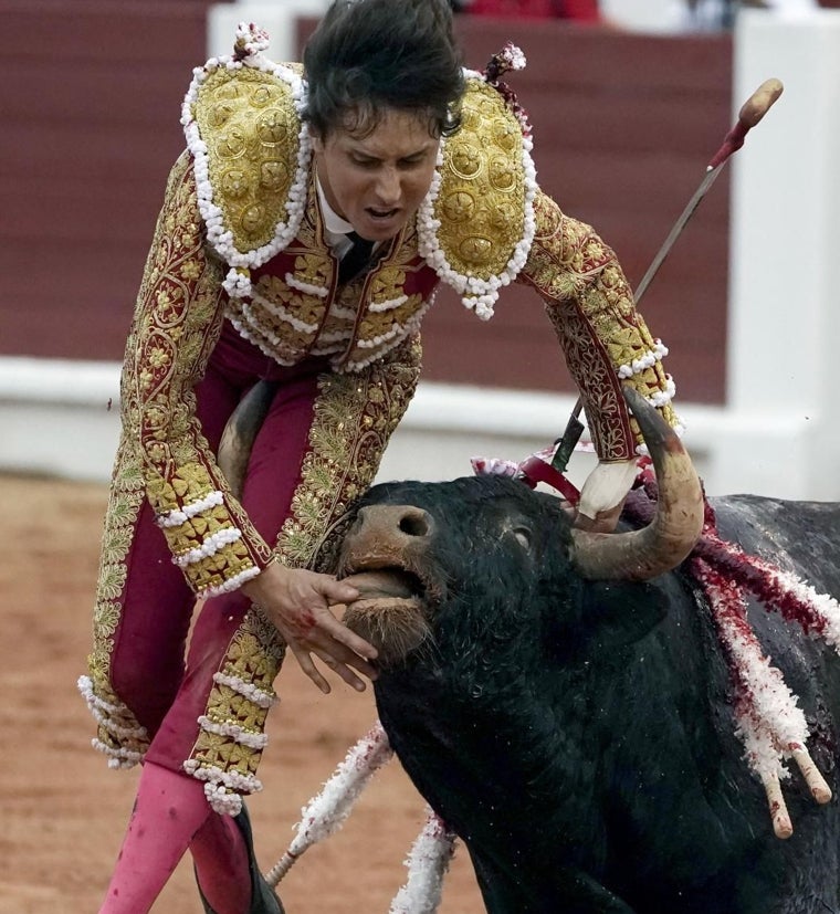 Espeluznante voltereta de Roca Rey al entrar a matar