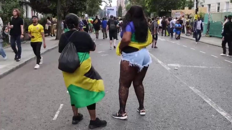 Carnaval de Notting Hill inicia con música, baile y coloridos atuendos