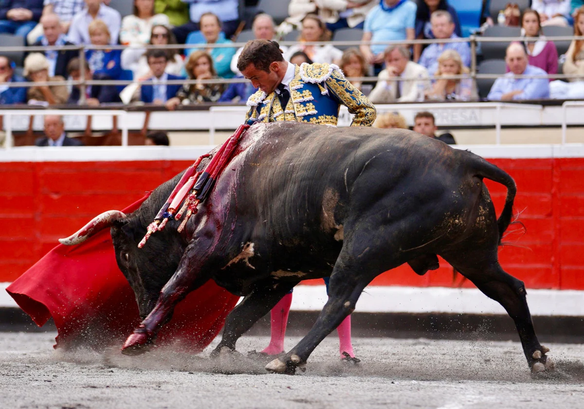 Damián Castaño, con Argelón, el sobrero de Dolores, al que cortó una oreja