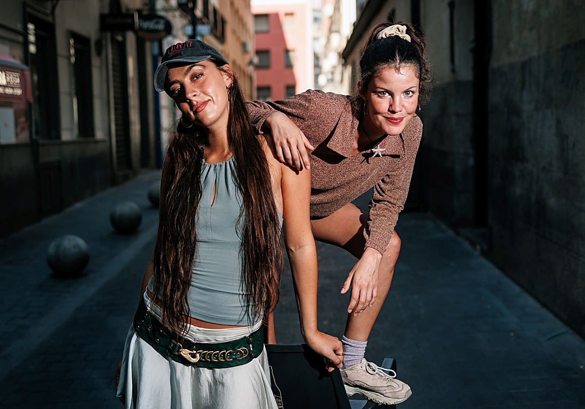 Ana Perrote y Carlota Cossials en una calle del centro de Madrid