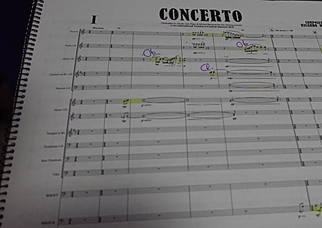 Imagen secundaria 1 - Arriba, Ricardo Mollá con su equipo que utiliza para componer. Izquierda y derecha, dos de sus composiciones editadas