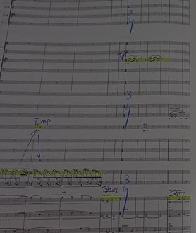 Imagen secundaria 2 - Arriba, Ricardo Mollá con su equipo que utiliza para componer. Izquierda y derecha, dos de sus composiciones editadas