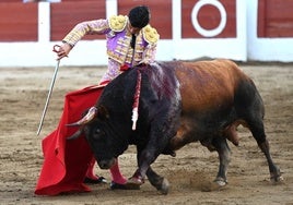 El toreo a sorbos de Pablo Aguado, arte derrumbado con su guadianesca espada