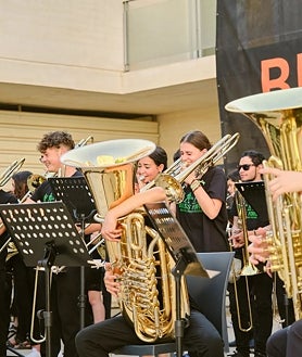 Imagen secundaria 2 - Arriba, Ricardo Mollá dirigiendo durante uno de los conciertos del Numskull Brass Festival. Izquierda, Ricardo Mollá durante una de las clases del curso. Derecha, algunos chicos que participan tocando sus instrumentos.