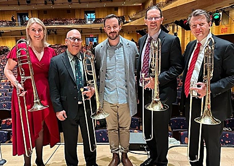 Imagen secundaria 1 - Arriba, Ricardo Mollá junto a su maestro Joseph Alessi, quien descubrió su vídeo en YouTube y le invitó a las audiciones de Juilliard, en el momento de su graduación en 2016. Izquierda, este curso durante el concierto de Navidad, al lado de su maestro, que interpretó la obra que Mollá estrenó con la Filarmónica de Nueva York, y otros músicos. Derecha, el compositor junto a su obra.