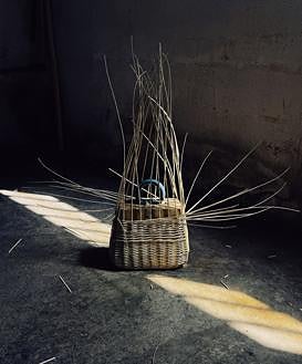 Imagen secundaria 2 - 1. Juanma trabajando en la nueva colección de bolsos de Juan Carlos Pajares / 2. La cúpula ideada por Tomás Alía viajó al Salón del Mueble de Milán dónde fue comprada por la cadena Room Mate para su nuevo hotel de Amsterdam // Imagen de la invitación al nuevo desfile de Juan Carlos Pajares que se celebrará el próximo 13 de septiembre en la semana de la moda de Madrid. // 