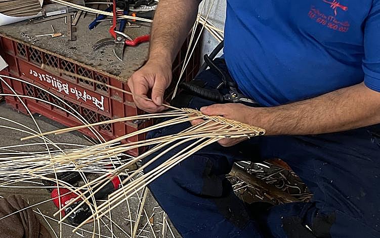 Imagen principal - 1. Juanma trabajando en la nueva colección de bolsos de Juan Carlos Pajares / 2. La cúpula ideada por Tomás Alía viajó al Salón del Mueble de Milán dónde fue comprada por la cadena Room Mate para su nuevo hotel de Amsterdam // Imagen de la invitación al nuevo desfile de Juan Carlos Pajares que se celebrará el próximo 13 de septiembre en la semana de la moda de Madrid. // 