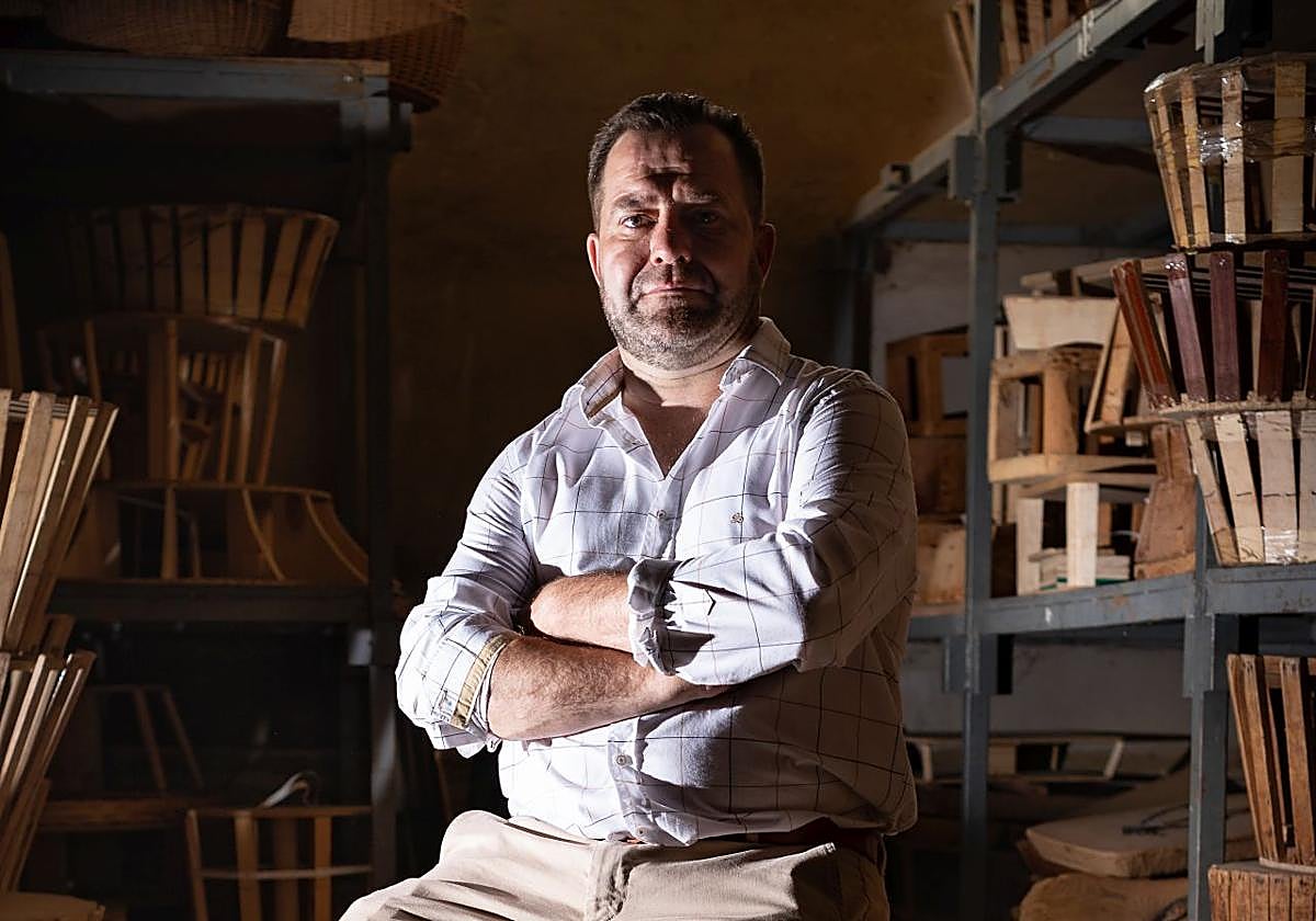 Retrato de Juanma en la nave de Cestería Marcilla de Lezuza (Albacete)